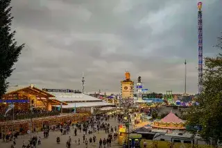 Graue Wolken über der Wiesn