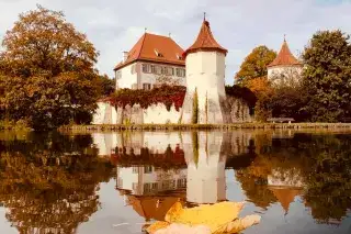 Blutenburg im Herbst