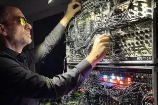 Der Mann mit der Maschine