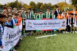 Kinder mit einem Banner