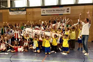 Kinder in einer Turnhalle