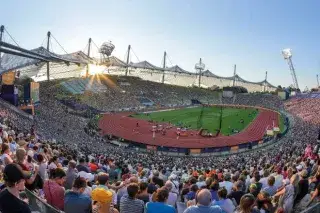 Volles Olympiastadion in München bei Sonnenschein