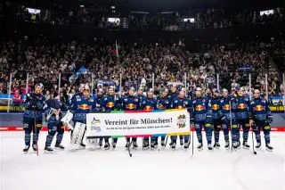 Spieler des EHC Red Bull München mit dem Banner "Vereint für München!"