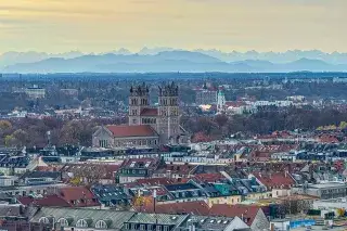 St. Maximilian vor Alpenkulisse im Herbst
