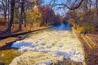Eisbachwelle im Herbst mit Beleuchtung ohne Surfende