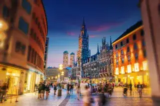 Münchner Marienplatz am Abend