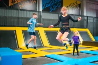 Hüpfende Kinder in der Maxx Arena