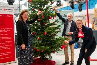  In der Stadtbibliothek im HP8 wurde der erste Wunschbaum von Bürgermeisterin Verena Dietl, Fußballlegende Paul Breitner, Pilar zu Salm (Malteser) und Projektleiterin Viola Miltner geschmückt.