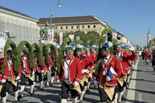 Schäfflergruppe beim Trachten- und Schützenzug