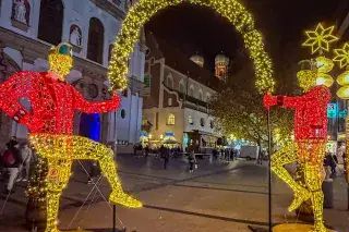 Leuchtende Schäfflerfiguren in der Altstadt