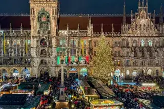 Münchner Christkindlmarkt auf dem Marienplatz nach dem Anleuchten des Baums