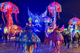 Kunstaktion mit bunten Kostümen auf dem Winter-Tollwood