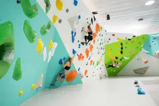 Boulderwand im Munich Action Park 