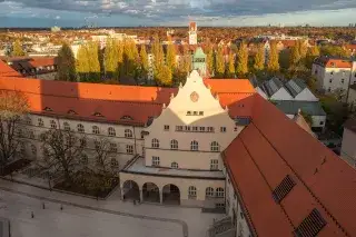 Mondernisiertes Maximiliansgymnasium in Schwabing 
