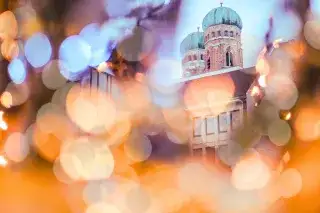 München im Advent, die Frauenkirche mit Weihnachtslichtern davor