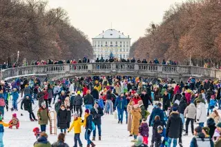 Menschen auf dem zugefrorenen Nymphenburger Kanal