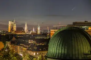 Nächtliche Welten: Komet Neowise über München