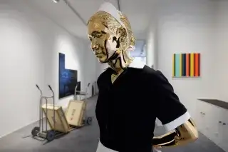 Ausstellungsansicht: Elmgreen & Dragset. Handle with Care