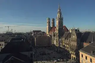 Marienplatz und das Neue Rathaus in München bei blauem Himmel