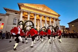 Die Münchner Schäffler tanzen vor der Oper