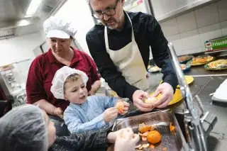 Frisch-Mischküche mit Schulstadtrat Florian Kraus