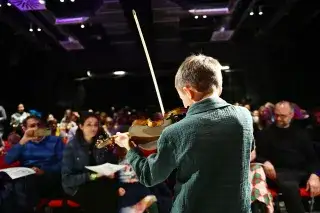 Der Gasteig brummt: Kind spielt Geige