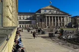 Max-Joseph-Platz im Frühling 2026