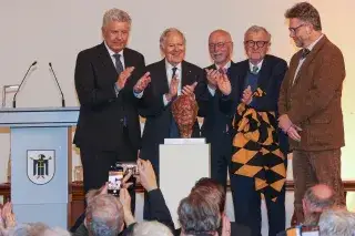 Enthüllung der neuen Bronzebüste von Dr. Hans-Jochen Vogel mit (v.l.) Oberbürgermeister Dieter Reiter, Professor Dr. Roland Berger, Peter Schmalz, Dr. Dirk Ippen und Bertrand Freiesleben