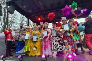 Die verabschiedeten Marktweiber mit Tanzlehrer und OB Reiter