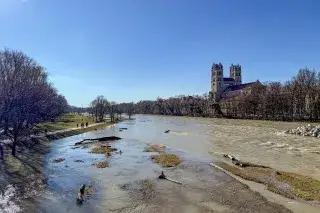 Hochwasser an der Isar im Frühling