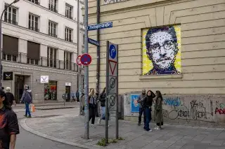 Edward Snowden als Mosaik des Street-Art-Aktivisten INVADER in München