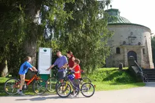 Familie auf dem M-Wasserweg am Hauptsammelschacht Reisach im Mangfalltal