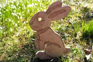 Osterhase aus Holz im Tierpark Hellabrunn