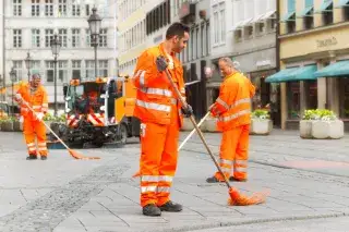 Münchner Straßenreinigung mit Kehrbesen