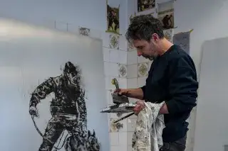Künstler Antony Micallef in seinem Studio