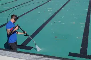 Badleiter Fabian Rein bei der Auswinterung des Naturbads Georgenschwaige.