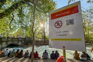 Eisbachwelle in München: Warnschild