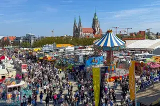 Münchner Frühlingsfest bei sonnigem Wetter
