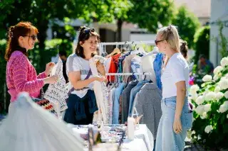 3 Frauen an einem Stand auf einem m-net Hofflohmarkt