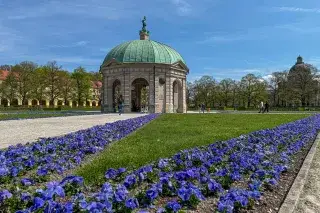 Hofgarten mit Dianatempel bei Sonnenschein