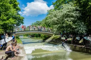 Surfen an der Floßlände Maria Einsiedel