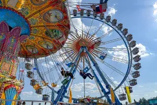 Frühlingsfest mit Karussell und Riesenrad