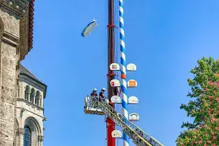 Maibaumaufstellen in der Maxvorstadt