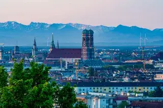 Aussicht auf Frauenkirche und Alpen vom Olympiaberg
