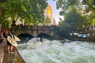 Eisbachwelle in München