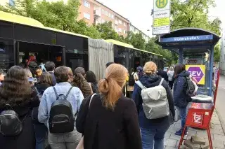 Schienenersatzverkehr mit Bus an der Implerstraße