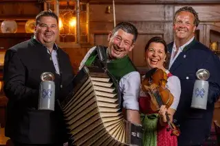 Die neuen Wirte des Schützenlisl Volkssängerzelt Manfred Kneifel, Michael Bietsch, Florian Fendt (v.l.) und die musikalische Leiterin der "Schützenlisl": Traudi Siferlinger.