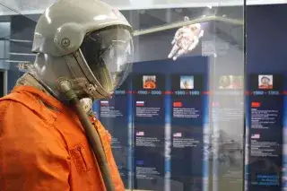 In der Sonderausstellung “Inside the Suit” gibt es neben originalen Raumanzügen (Vitrine im Vordergrund) auch deren Entwicklungsgeschichte an den Infowänden zu sehen. 