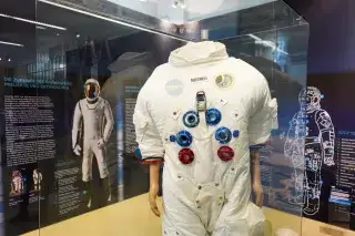 Nachbildung des Raumanzugs von Edgar Mitchell, einem Teilnehmer der Apollo-14-Mission im Jahr 1971.