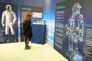 Ein Schüler hat für die Sonderausstellung ein Modell zum Schwerelosigkeitstraining im Wasserbecken gebaut.